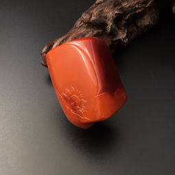 朝霞凝芳華 論寶玉石級南紅柿子紅花樣年華擺件的美學與象征